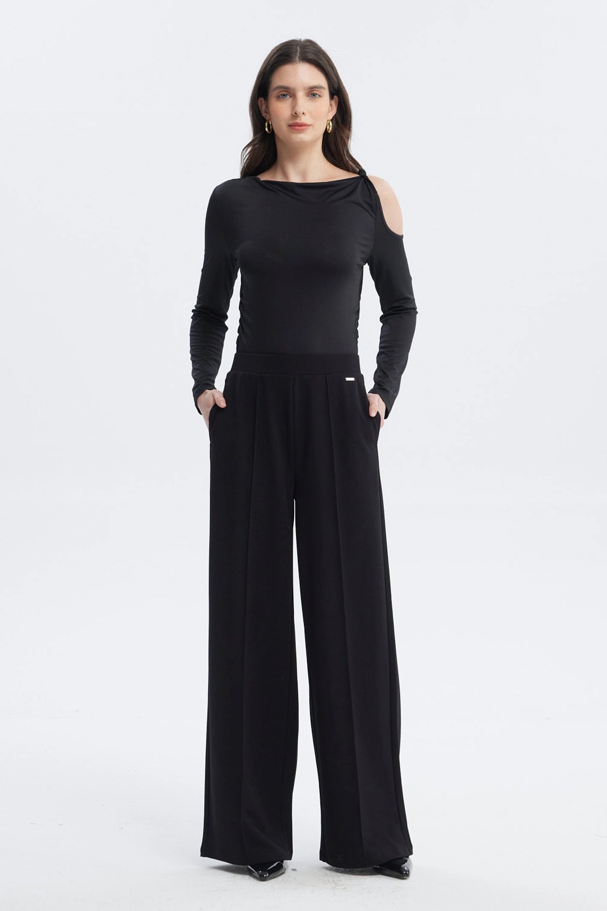 Pantalón recto negro mujer con diseño liso y detalles de costuras verticales elegantes sin estampa visible