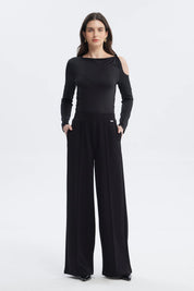 Pantalón recto negro mujer con diseño liso y detalles de costuras verticales elegantes sin estampa visible