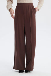 Pantalón de mujer café oscuro con calce recto sin estampa visible