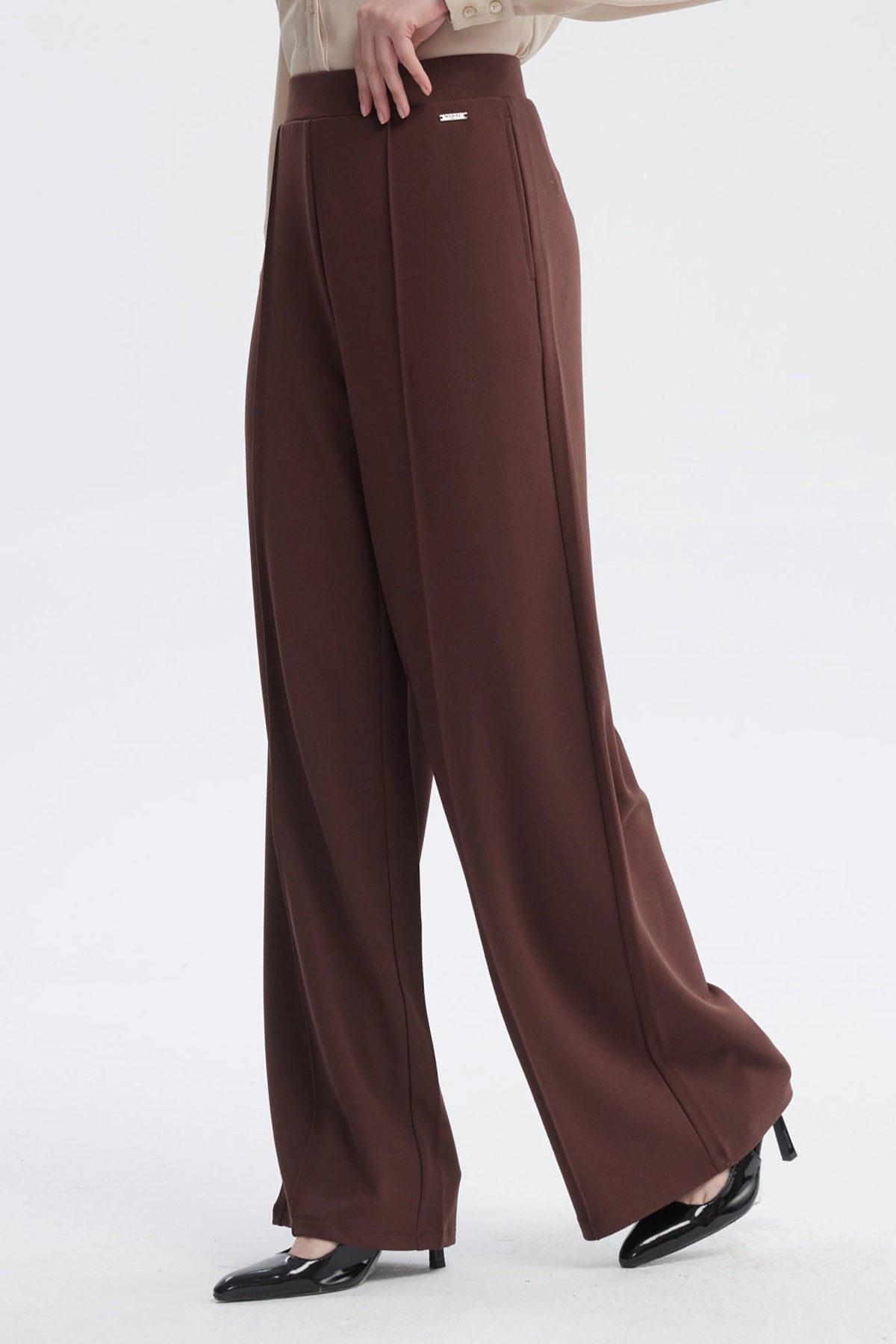 Pantalón de mujer café oscuro con calce recto sin estampa visible