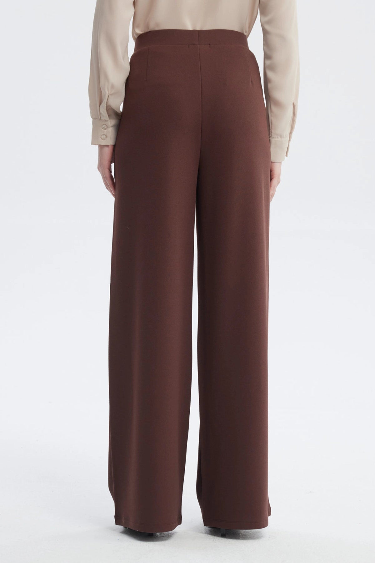 Pantalón de mujer café oscuro con calce recto sin estampa visible
