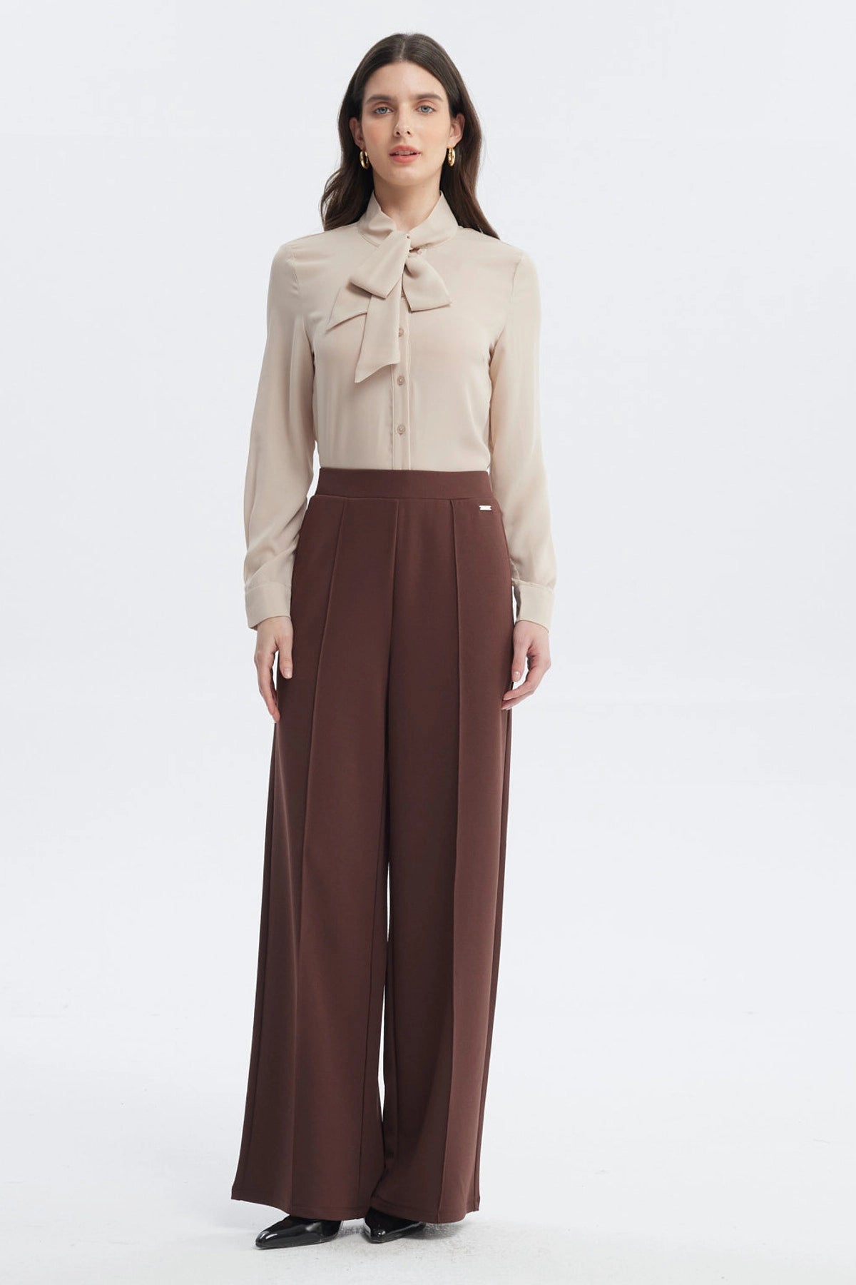 Pantalón de mujer café oscuro con calce recto sin estampa visible