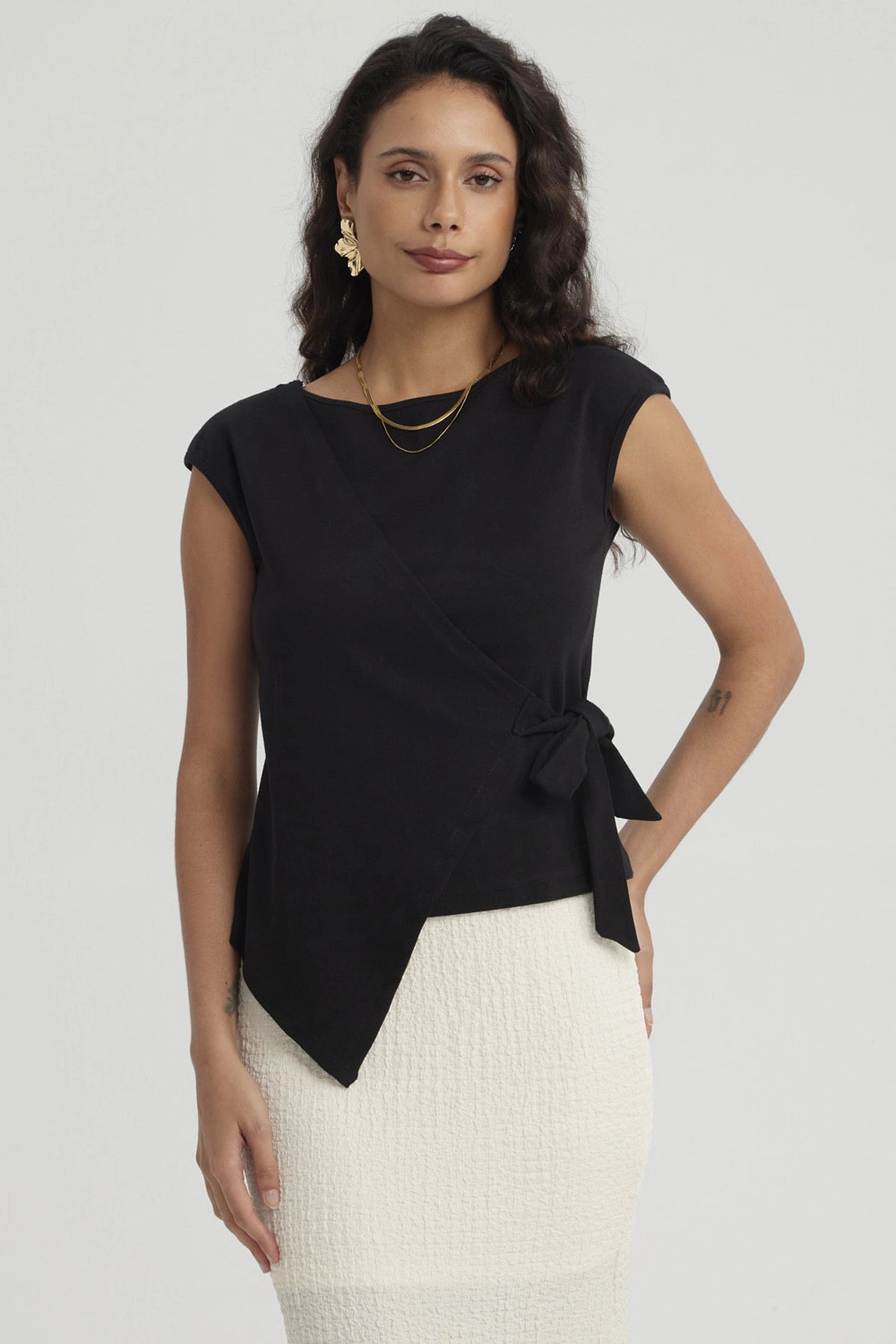 Polera Mujer Con Bote Escote Cruz Negro