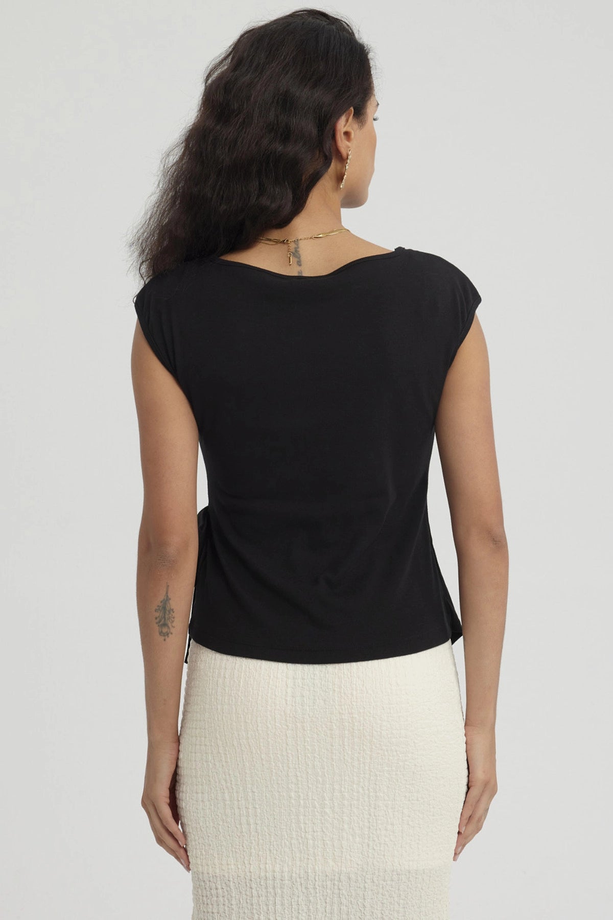 Polera Mujer Con Bote Escote Cruz Negro