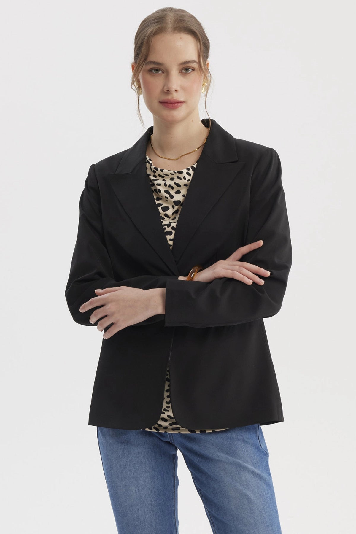 Blazer mujer casual negro de corte clásico con solapas amplias prenda lisa ideal para un look elegante y moderno