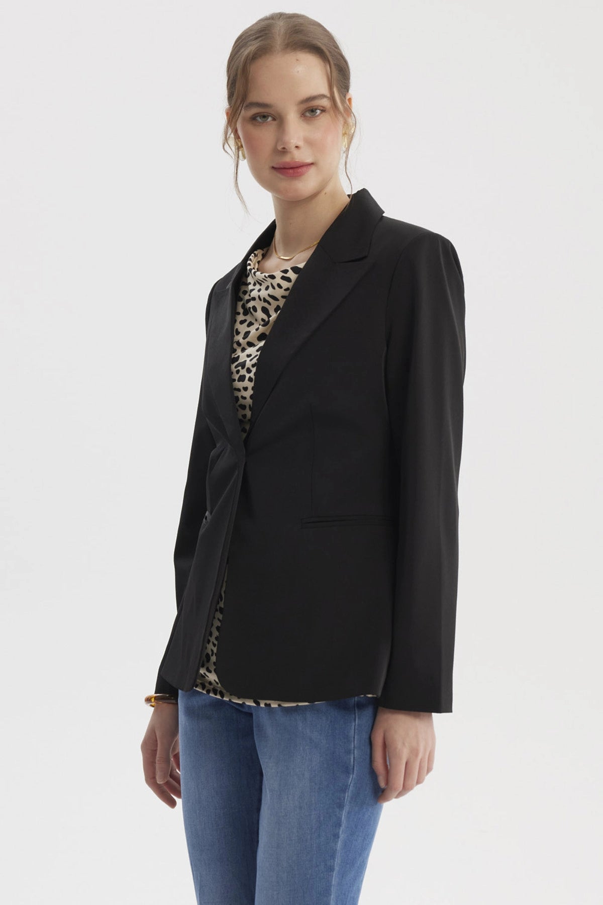 Blazer mujer casual negro de corte clásico con solapas amplias prenda lisa ideal para un look elegante y moderno