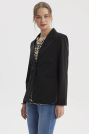 Blazer mujer casual negro de corte clásico con solapas amplias prenda lisa ideal para un look elegante y moderno