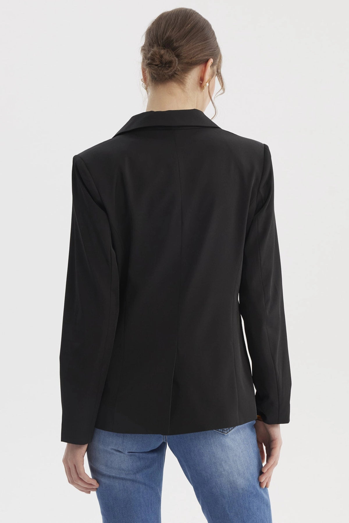 Blazer mujer casual negro de corte clásico con solapas amplias prenda lisa ideal para un look elegante y moderno
