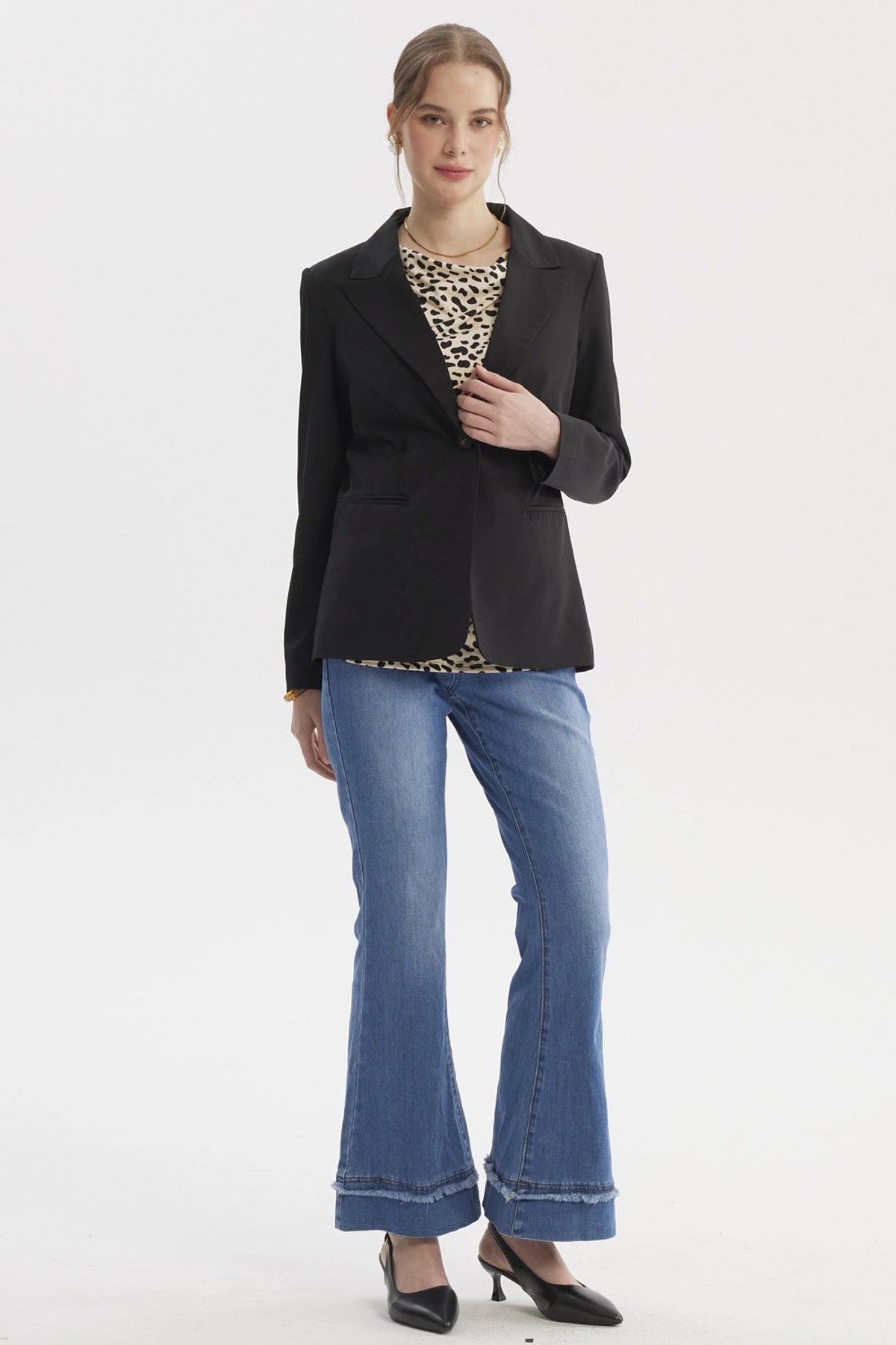 Blazer mujer casual negro de corte clásico con solapas amplias prenda lisa ideal para un look elegante y moderno