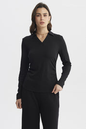 Polera negra de mujer con cuello camisero y manga larga lisa elegante