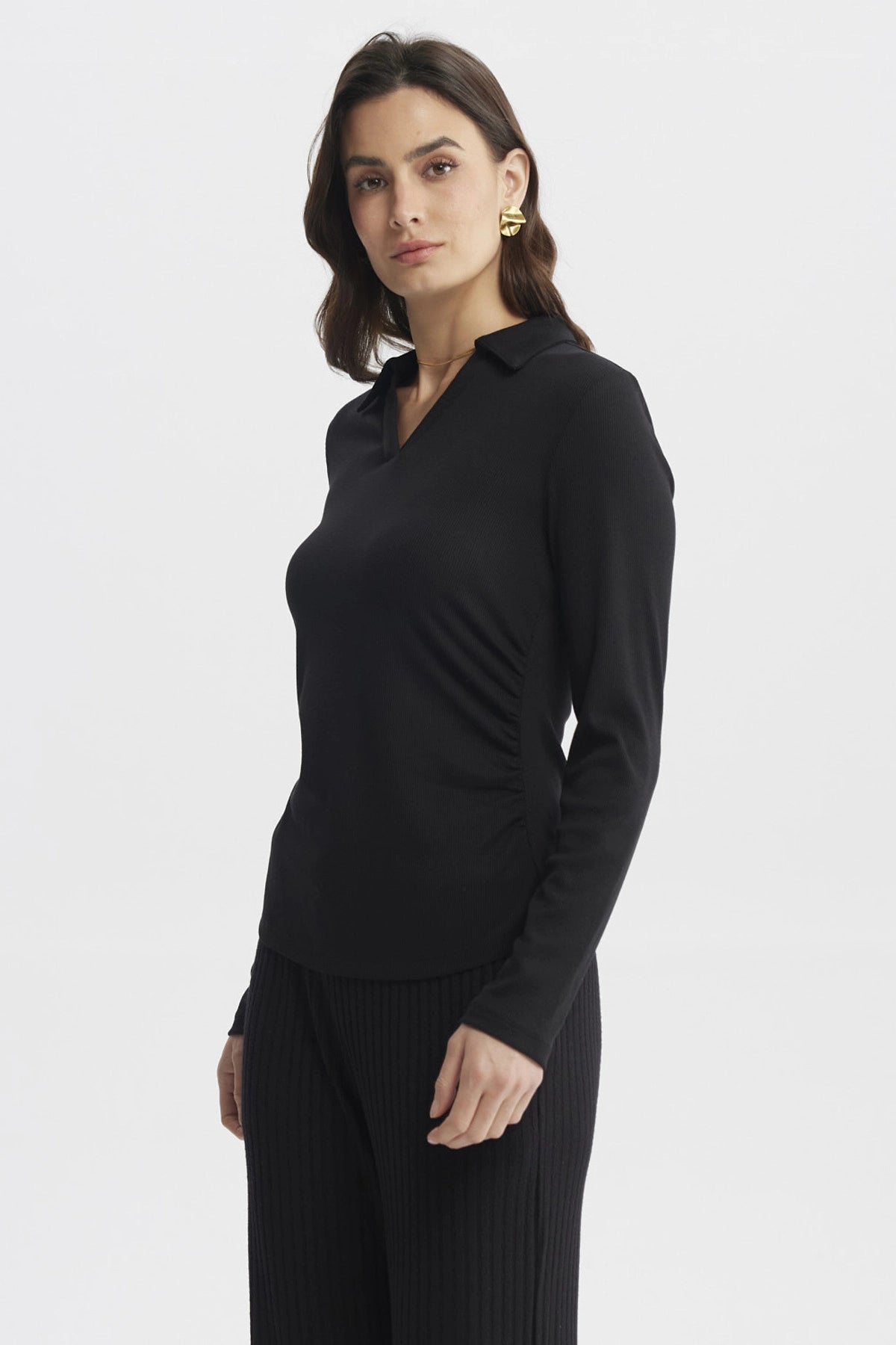 Polera negra de mujer con cuello camisero y manga larga lisa elegante