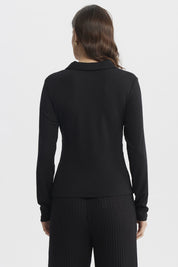 Polera negra de mujer con cuello camisero y manga larga lisa elegante