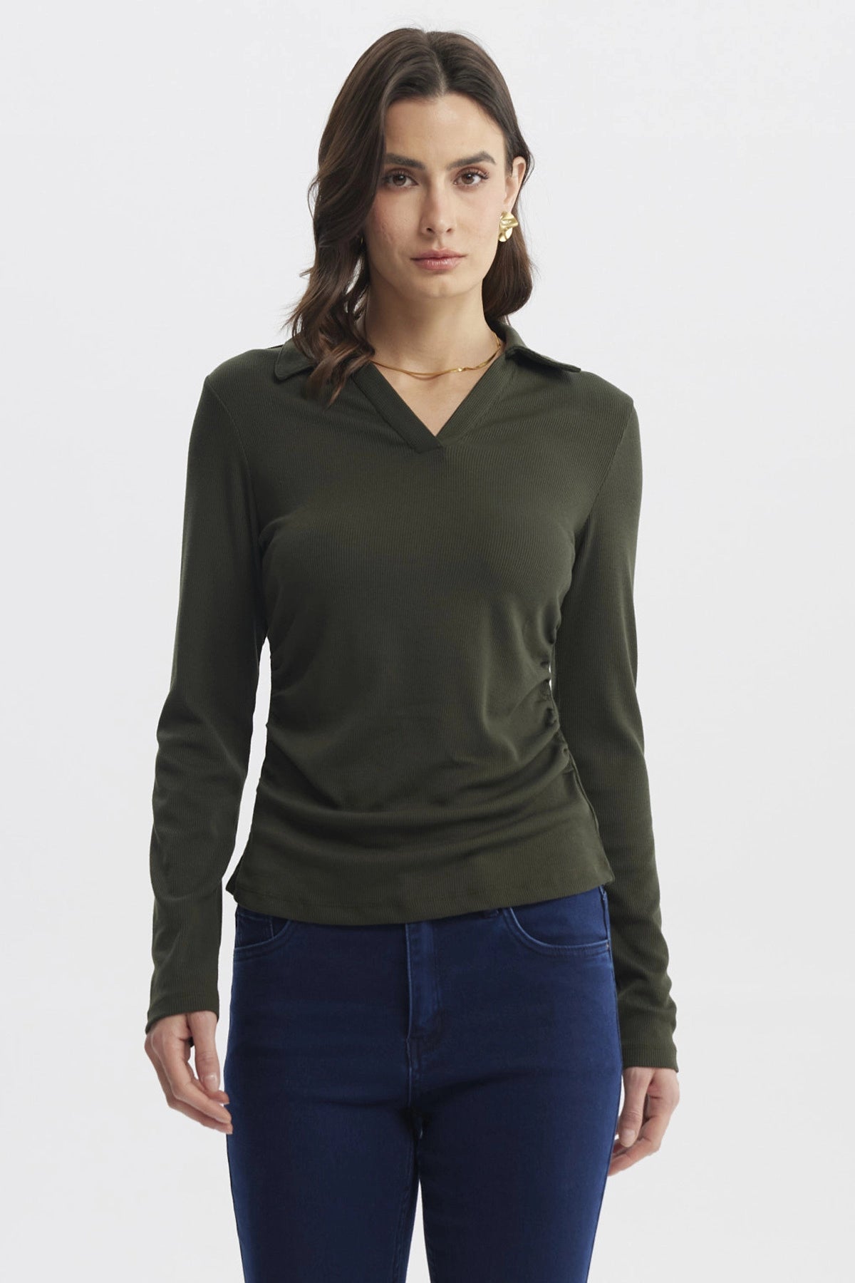 Polera mujer verde musgo con cuello camisero mangas largas y diseño liso ideal para un look casual y elegante