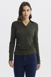 Polera mujer verde musgo con cuello camisero mangas largas y diseño liso ideal para un look casual y elegante