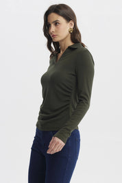 Polera mujer verde musgo con cuello camisero mangas largas y diseño liso ideal para un look casual y elegante