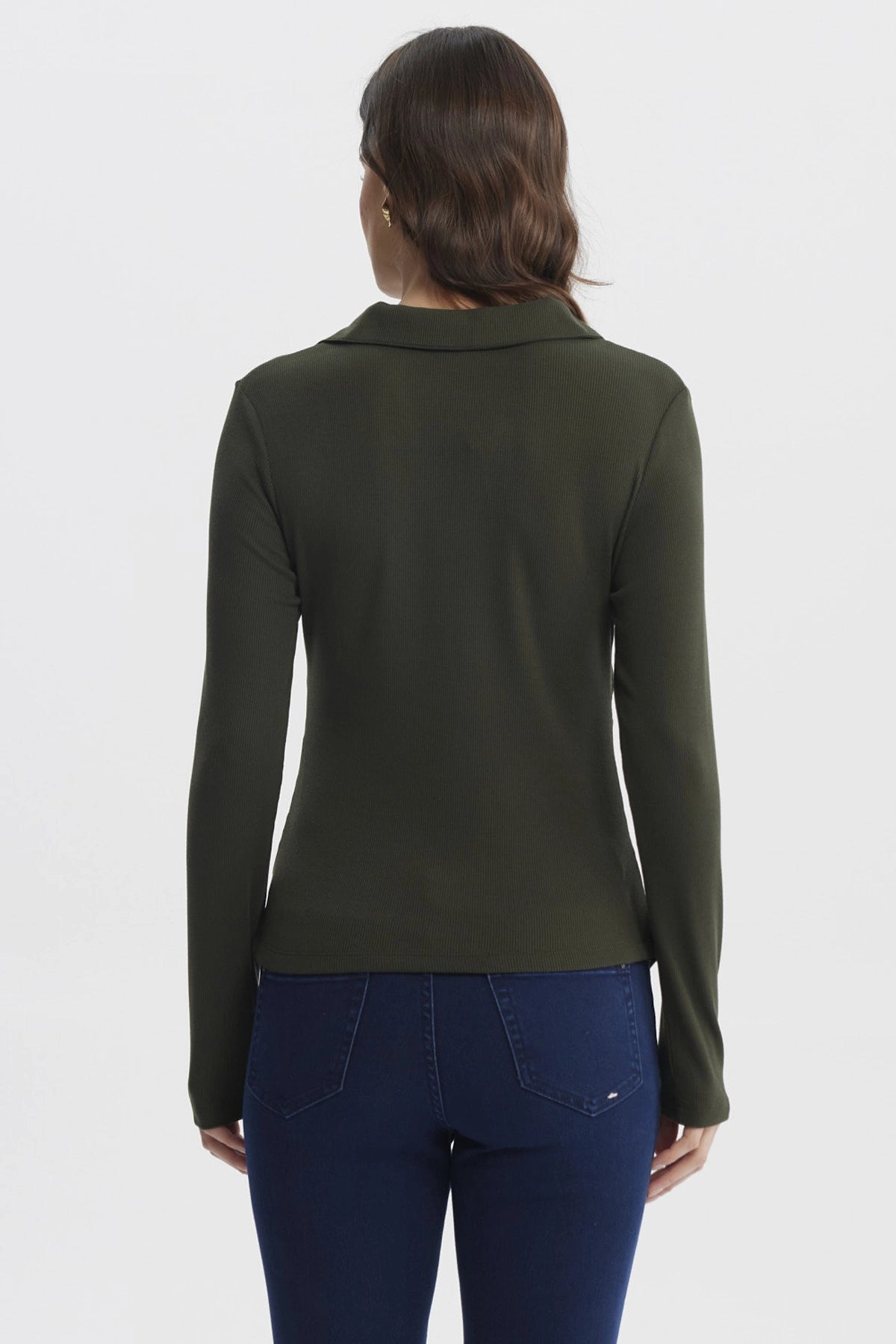 Polera mujer verde musgo con cuello camisero mangas largas y diseño liso ideal para un look casual y elegante