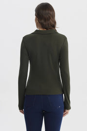 Polera mujer verde musgo con cuello camisero mangas largas y diseño liso ideal para un look casual y elegante