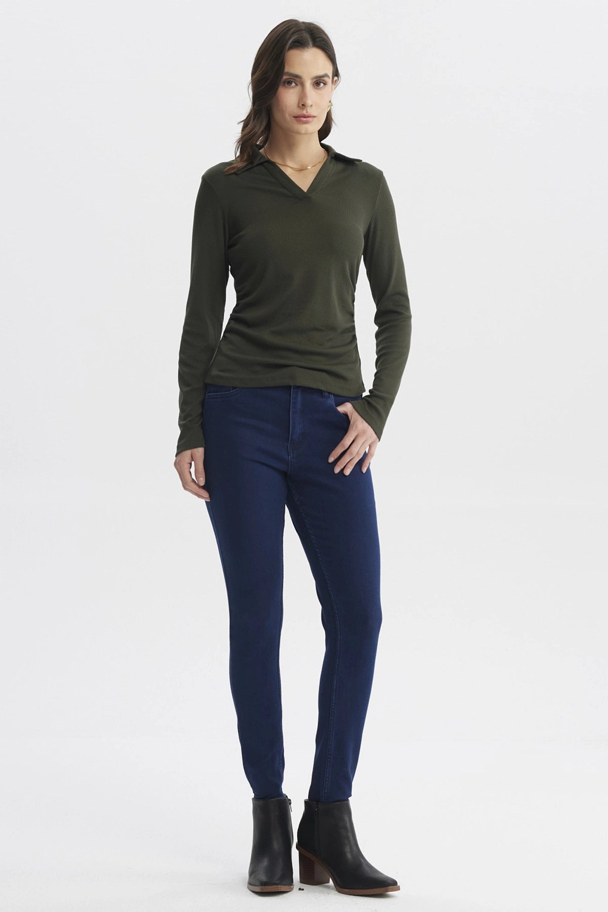 Polera mujer verde musgo con cuello camisero mangas largas y diseño liso ideal para un look casual y elegante