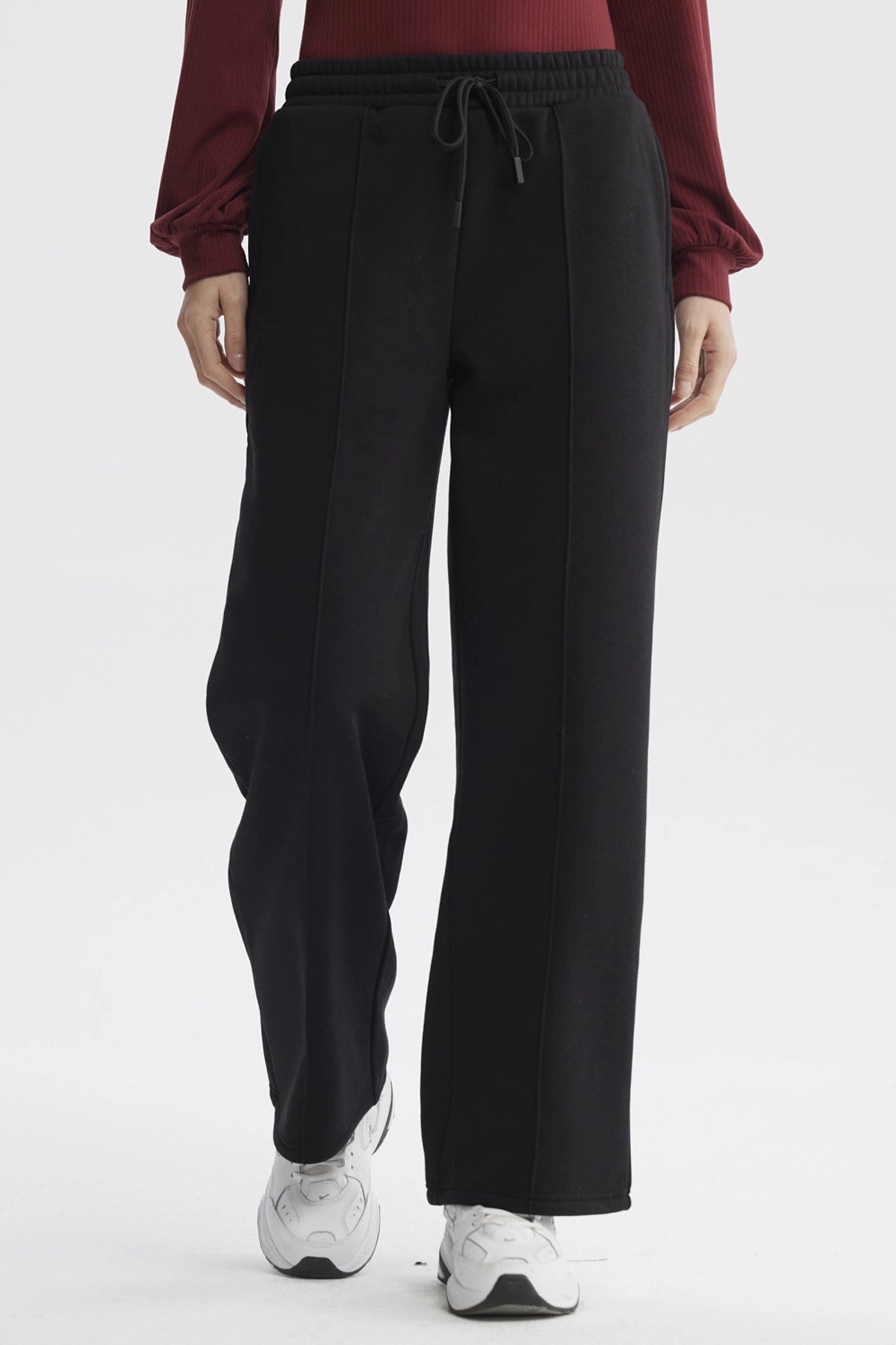 Pantalón de buzo negro de mujer con corte wide leg sin estampa y cintura ajustable con cordón