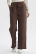 Pantalón de buzo mujer wide leg café con cintura elástica y bolsillos laterales prenda lisa