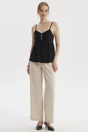 Peto negro de mujer con escote calado y botones decorativos en el frente diseño de tirantes delgados estilo casual