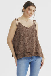 Peto de mujer café claro con doble capa y estampado floral en toda la prenda estilo bohemio casual y relajado