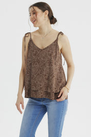 Peto de mujer café claro con doble capa y estampado floral en toda la prenda estilo bohemio casual y relajado