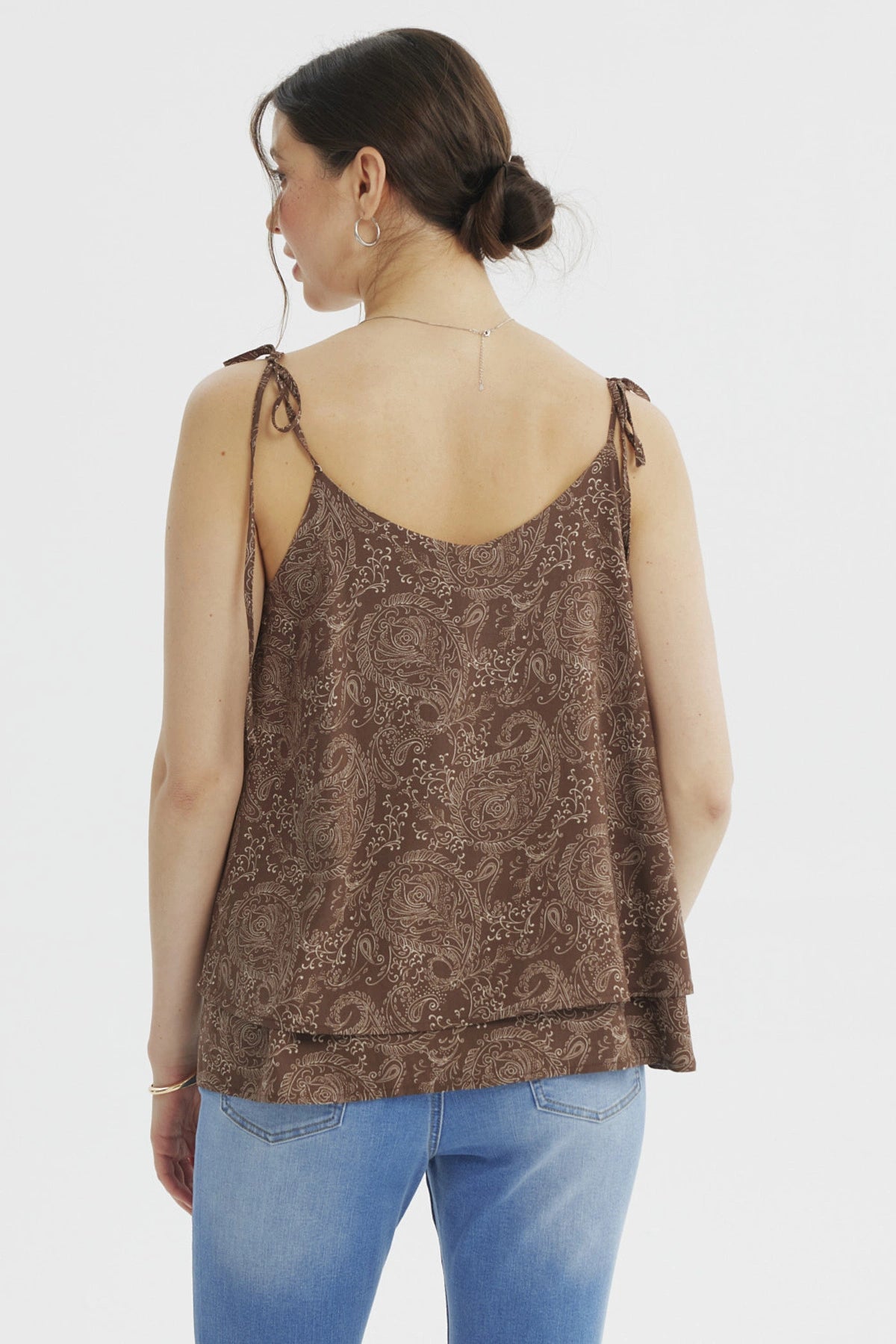 Peto de mujer café claro con doble capa y estampado floral en toda la prenda estilo bohemio casual y relajado