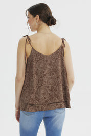Peto de mujer café claro con doble capa y estampado floral en toda la prenda estilo bohemio casual y relajado