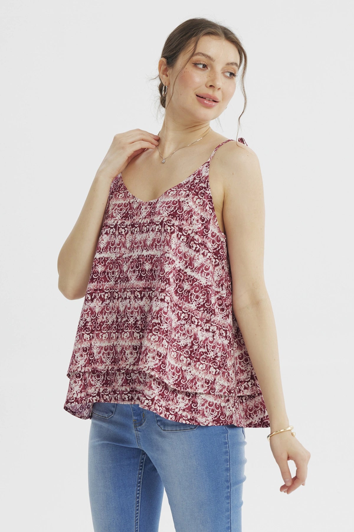 Peto fucsia de mujer con tirantes finos estampado floral blanco estilo bohemio en toda la prenda