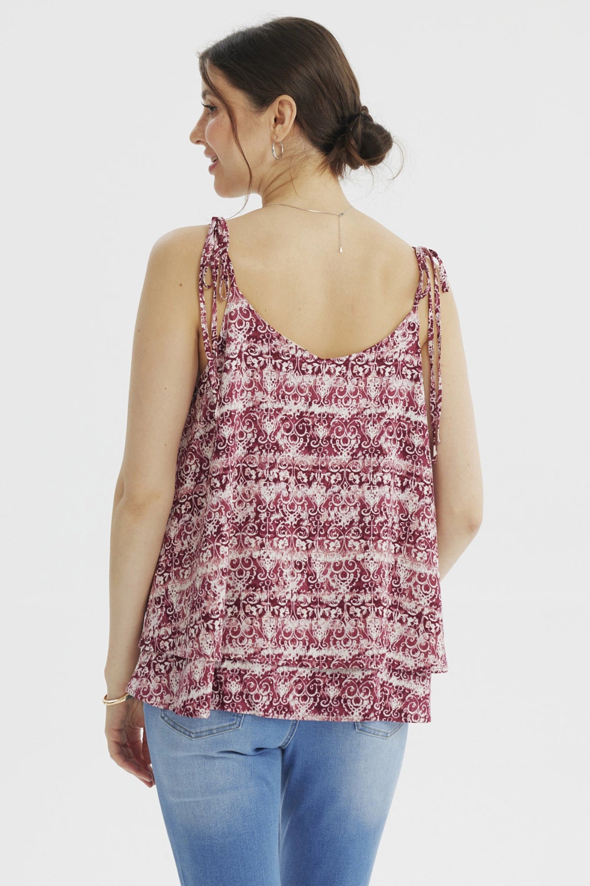 Peto fucsia de mujer con tirantes finos estampado floral blanco estilo bohemio en toda la prenda