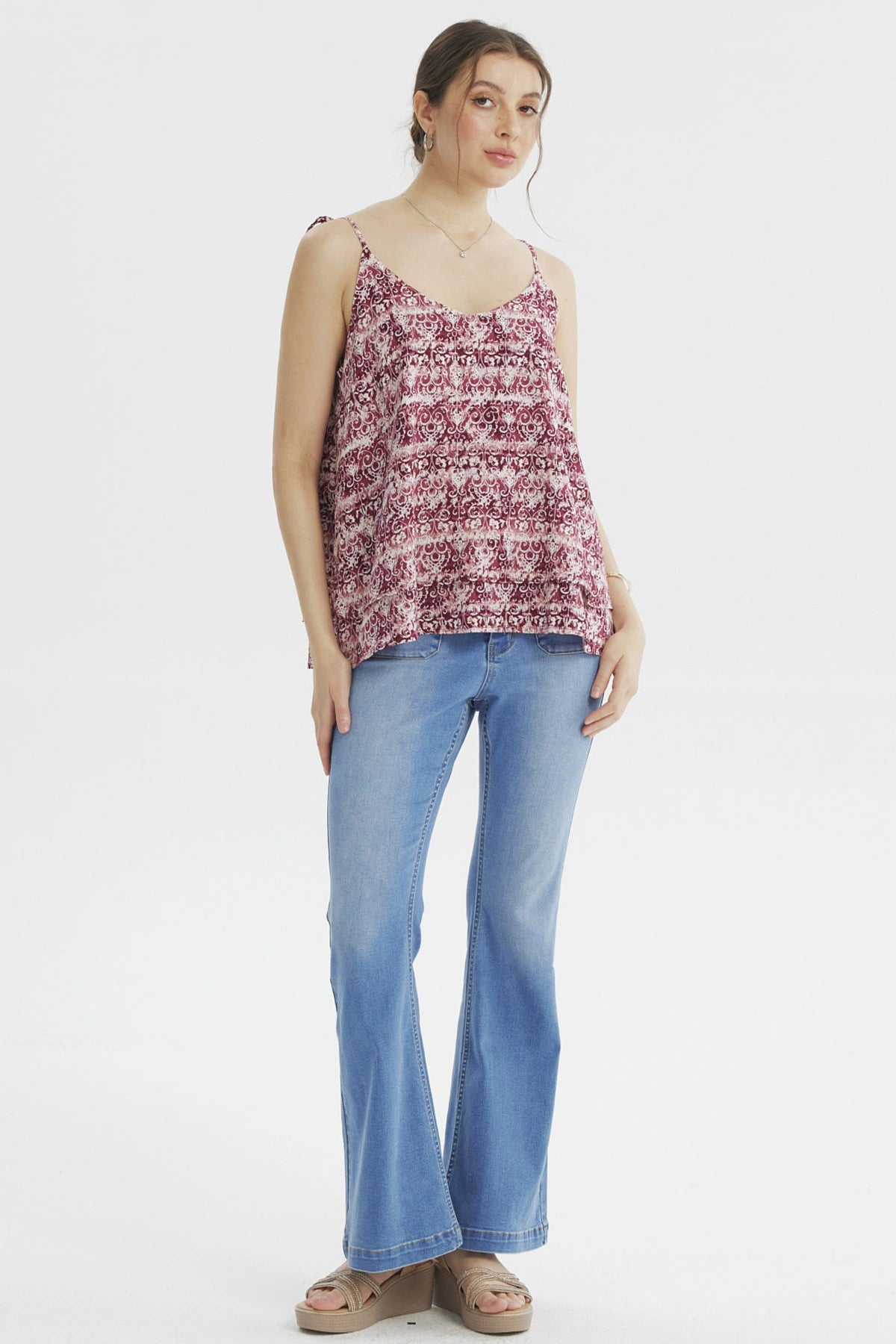 Peto fucsia de mujer con tirantes finos estampado floral blanco estilo bohemio en toda la prenda