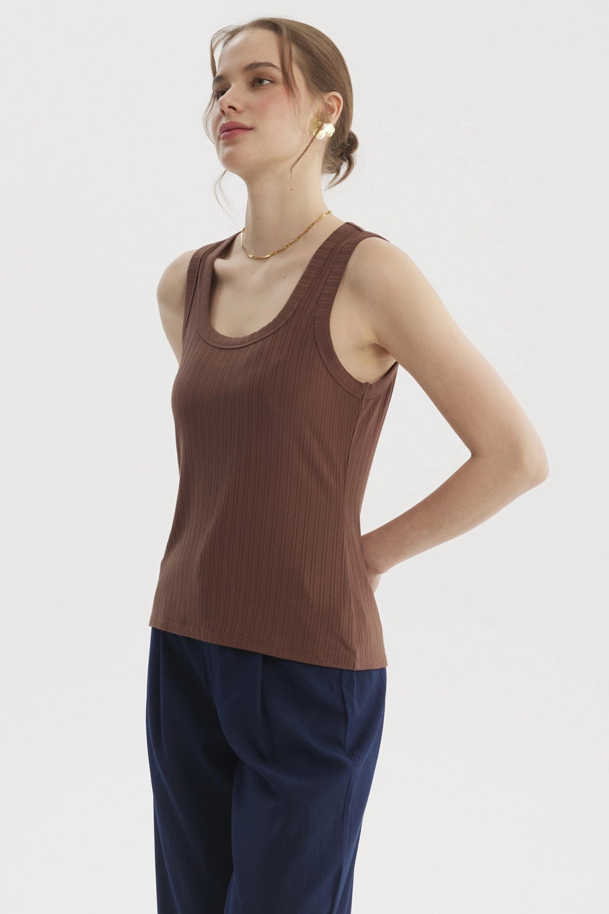 Peto de mujer color café claro con diseño acanalado sin estampas visible liso cómodo y versátil para el día a día