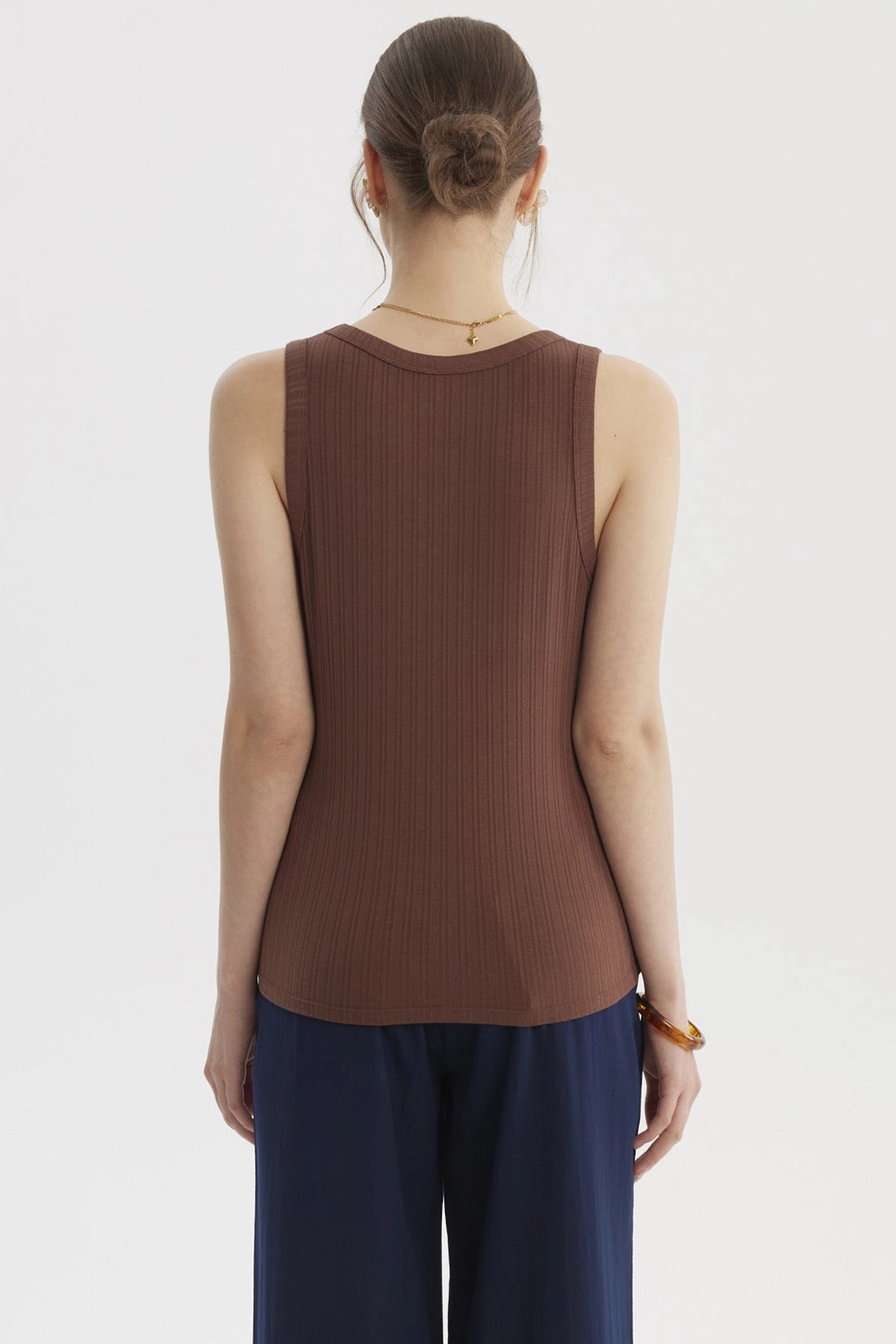 Peto de mujer color café claro con diseño acanalado sin estampas visible liso cómodo y versátil para el día a día