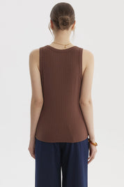 Peto de mujer color café claro con diseño acanalado sin estampas visible liso cómodo y versátil para el día a día