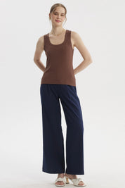 Peto de mujer color café claro con diseño acanalado sin estampas visible liso cómodo y versátil para el día a día