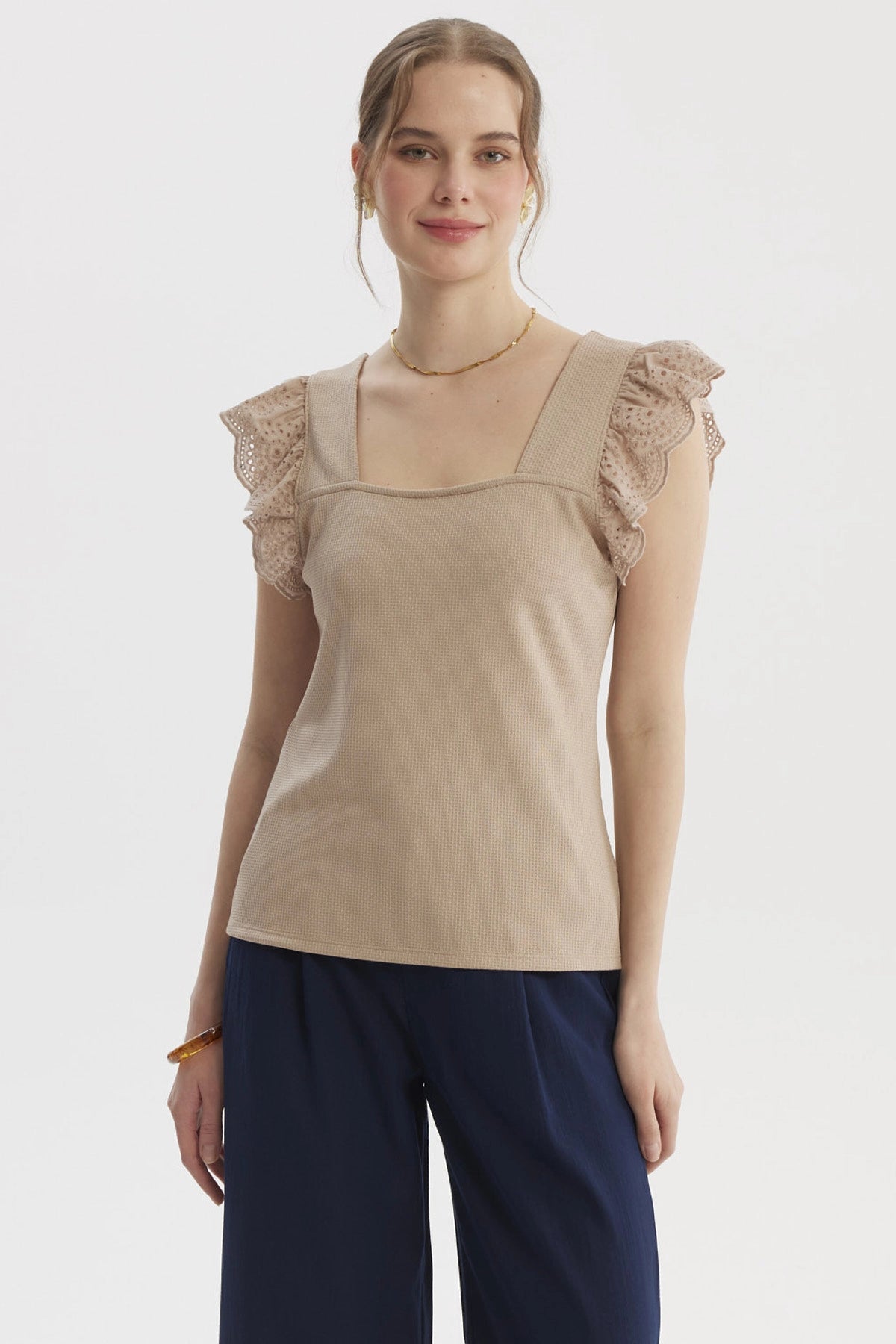 Polera mujer beige claro con escote cuadrado y mangas con vuelo en encaje estilo casual y femenino sin estampa