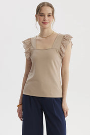 Polera mujer beige claro con escote cuadrado y mangas con vuelo en encaje estilo casual y femenino sin estampa
