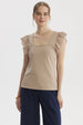 Polera mujer beige claro con escote cuadrado y mangas con vuelo en encaje estilo casual y femenino sin estampa