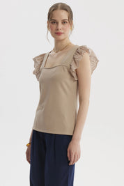 Polera mujer beige claro con escote cuadrado y mangas con vuelo en encaje estilo casual y femenino sin estampa
