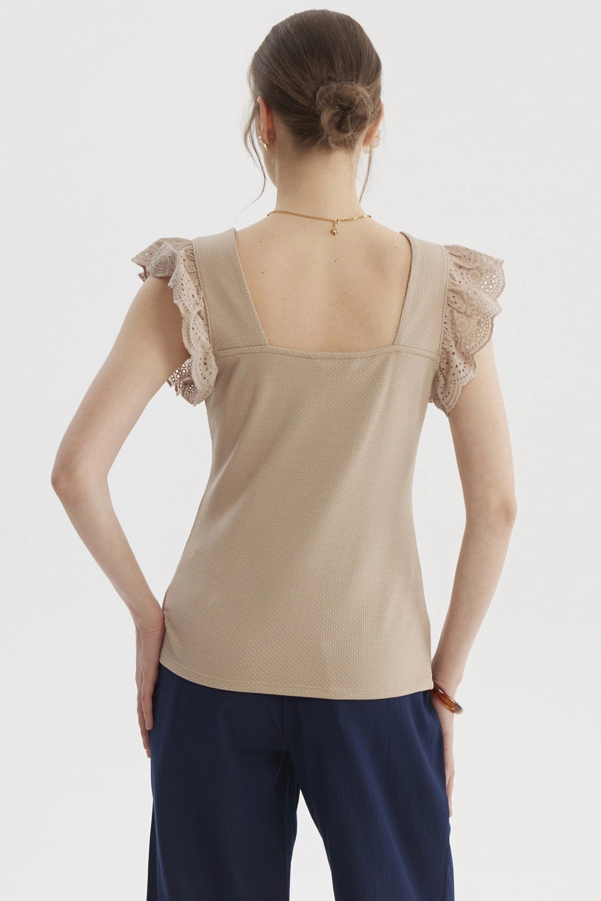 Polera mujer beige claro con escote cuadrado y mangas con vuelo en encaje estilo casual y femenino sin estampa