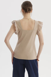 Polera mujer beige claro con escote cuadrado y mangas con vuelo en encaje estilo casual y femenino sin estampa