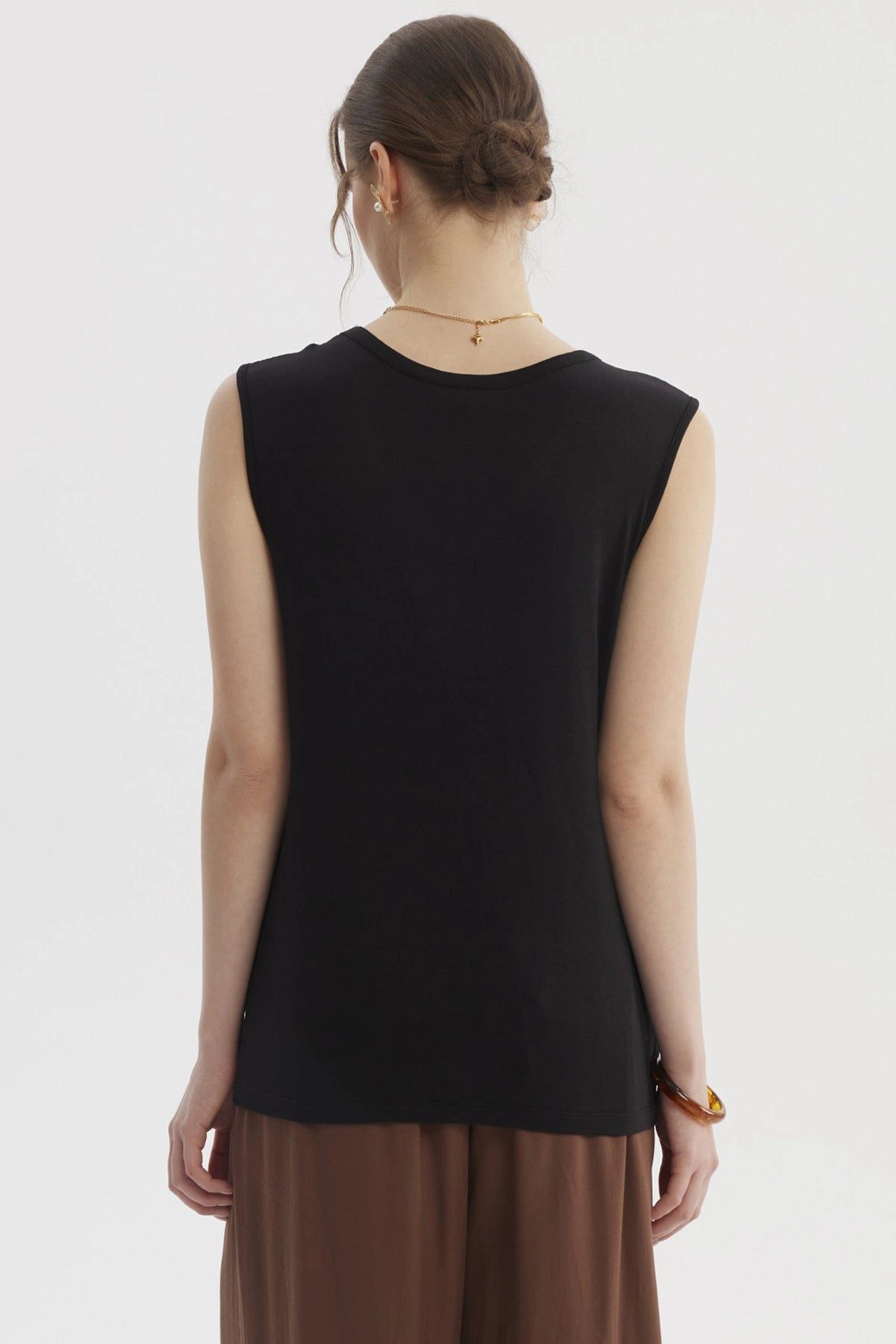 Polera negra sin mangas con detalles de encaje en los hombros diseño liso