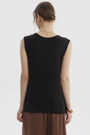 Polera negra sin mangas con detalles de encaje en los hombros diseño liso
