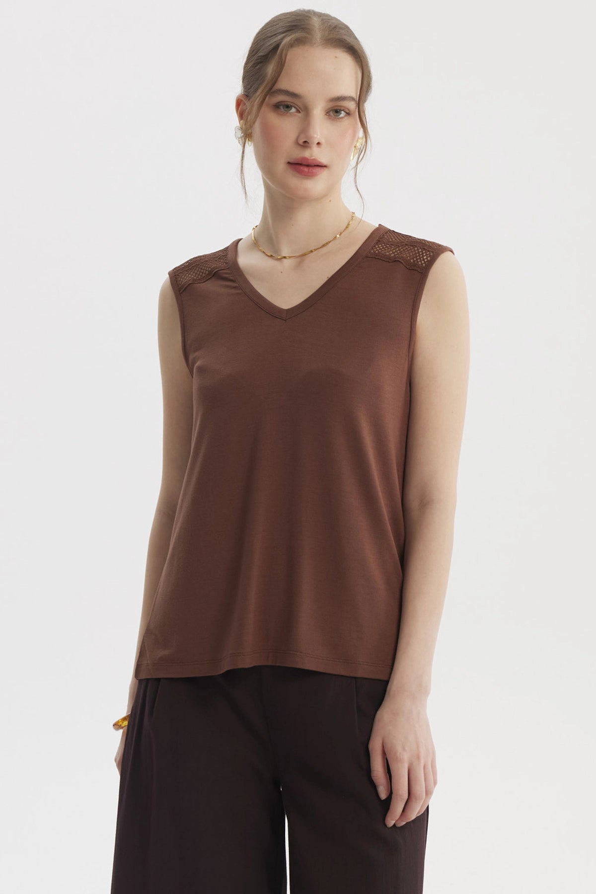 Polera mujer café claro sin mangas con detalles de cinta en hombros estilo casual y cuello en V