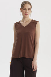 Polera mujer café claro sin mangas con detalles de cinta en hombros estilo casual y cuello en V