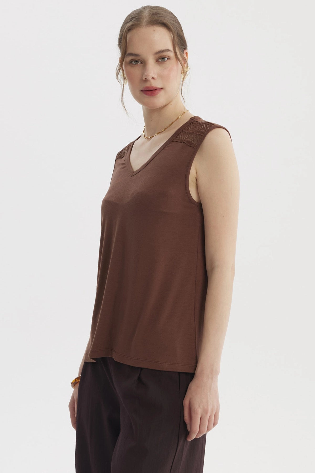 Polera mujer café claro sin mangas con detalles de cinta en hombros estilo casual y cuello en V