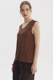 Polera mujer café claro sin mangas con detalles de cinta en hombros estilo casual y cuello en V