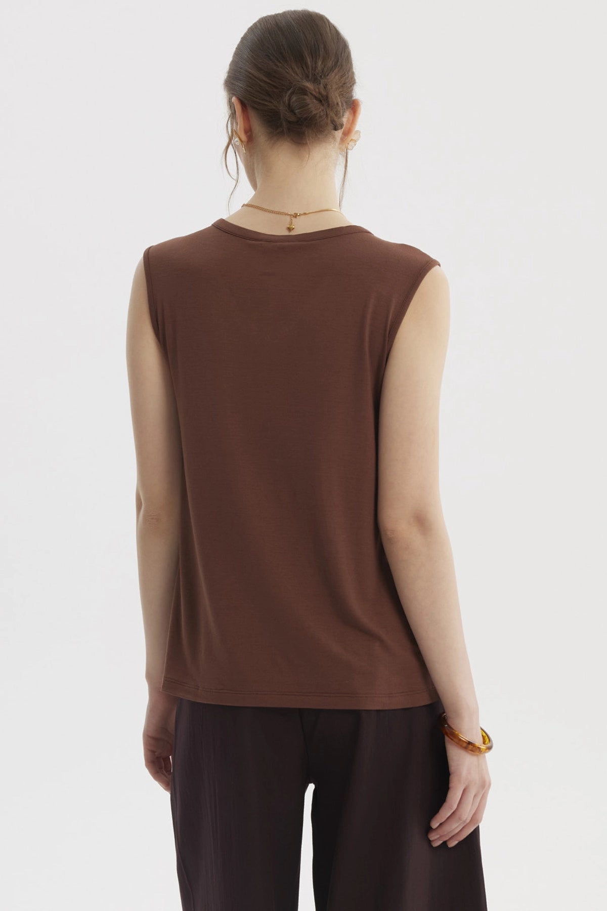 Polera mujer café claro sin mangas con detalles de cinta en hombros estilo casual y cuello en V