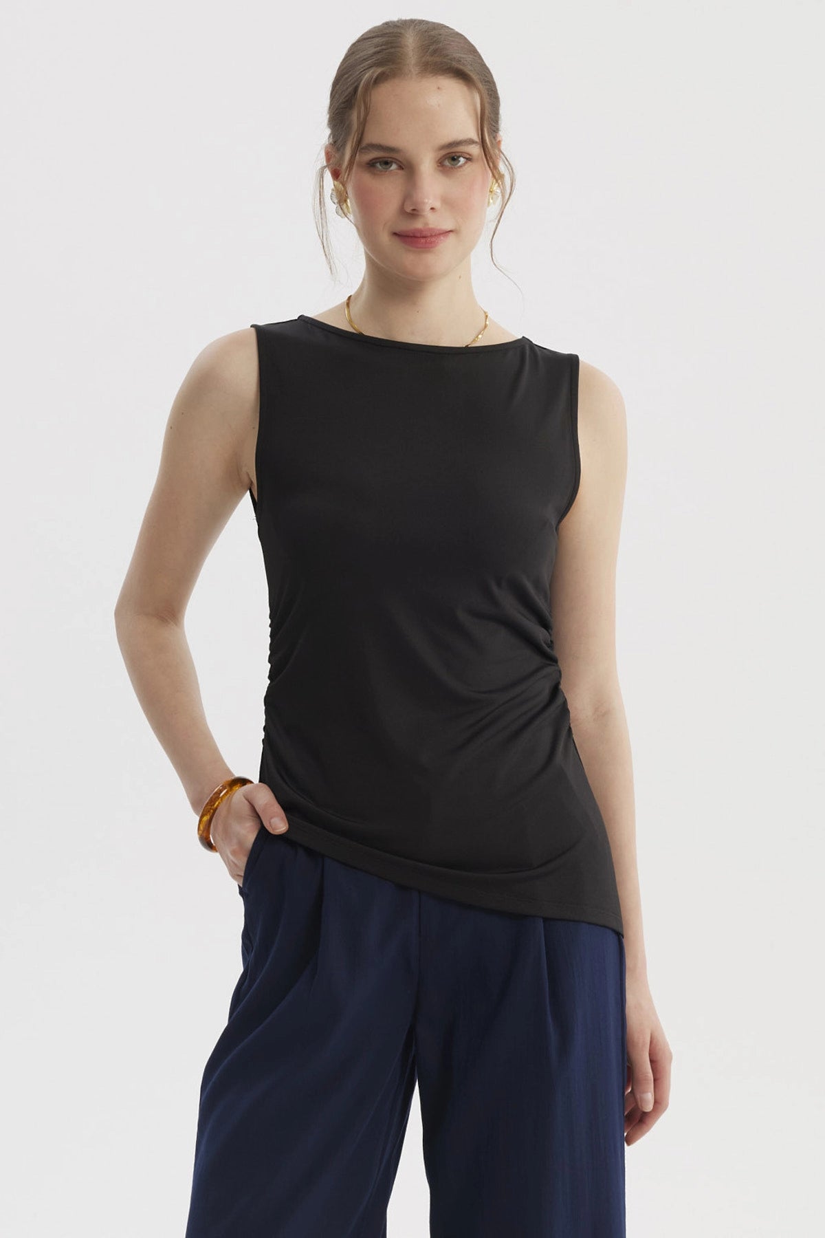 Polera negra para mujer sin mangas con basta asimétrica diseño liso ideal para un look casual y moderno